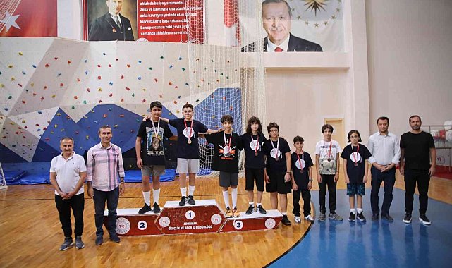 Eskrim epe şampiyonları madalyalarını aldı
