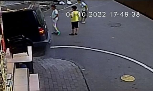 Gaziosmanpaşa sokakta oynayan çocuklar kazadan saniyeler ile kurtuldu: O anlar kamerada