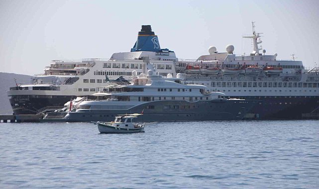 Mega yat Bodrum'a demirledi