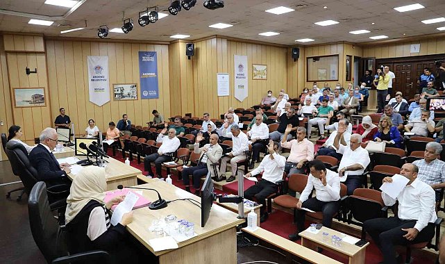 Muhtarlara ve üniversiteyi kazanan öğrencilere destek