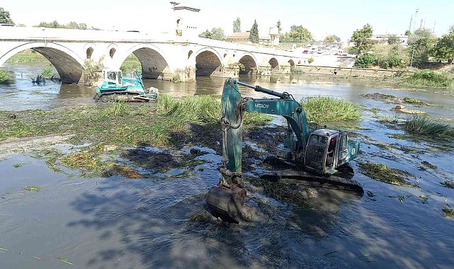 Ot ve sazlıklarla kaplanan Tunca Nehri'nde temizlik çalışması başlatıldı