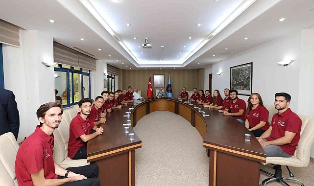 Rektör Özkan Tufan Elektromobil Takımı ile bir araya geldi