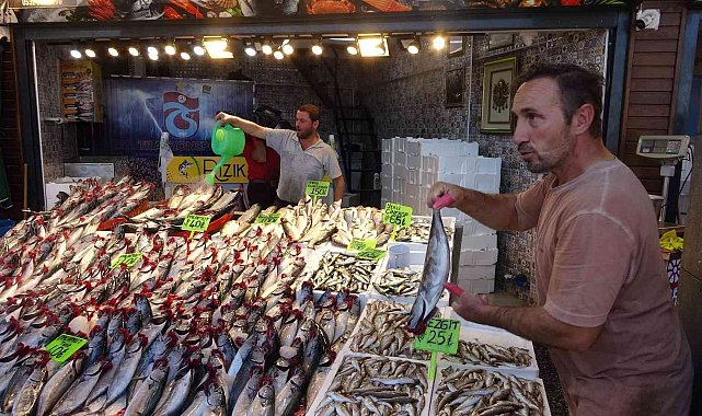 Tezgahlar palamut doldu, vatandaş balık haline akın etti