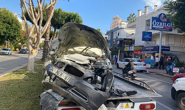 Ağaca çarparak durabilen lüks otomobil hurdaya döndü