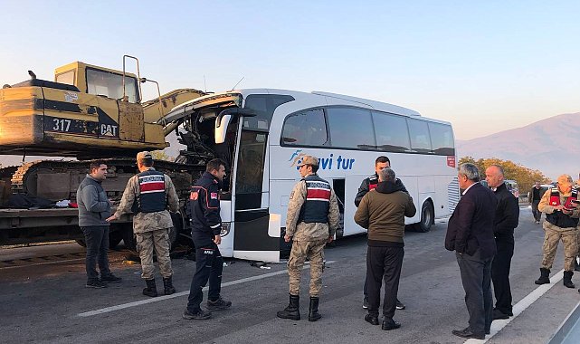 Amasya'da yolcu otobüsü, tırın taşıdığı iş makinesine çarptı: 1 kişi öldü, çok sayıda yaralı var