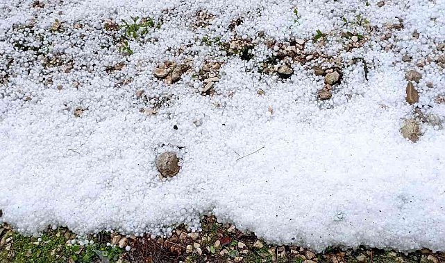 Antalya'da dolu, portakal bahçelerine ve seralara zarar verdi