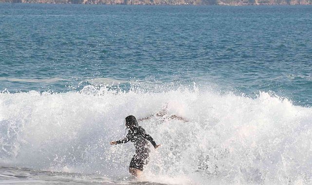 Antalya'nın batısında sağanak yağmur: Dünyaca ünlü sahilde dalga keyfi