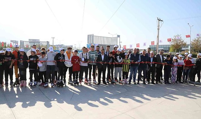 Başkan Çelik gençler için yapılan parkı gençlerle birlikte açtı