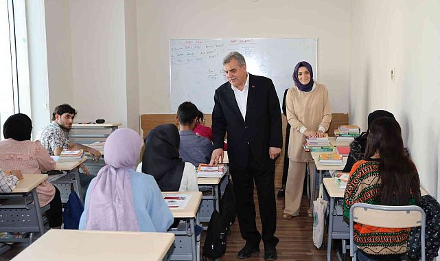 Beyazgül öğrencilerle bir araya geldi