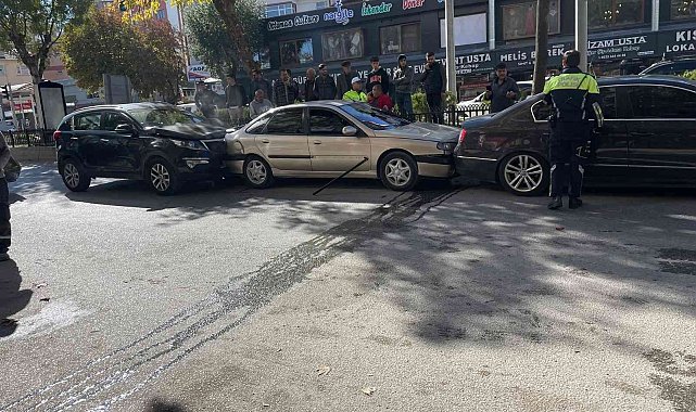 Bilecik'te 4 aracın karıştığı zincirleme trafik kazası