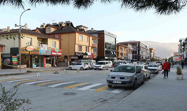 Cadde üzerinde unutulan şüpheli çantalar korkuya neden oldu