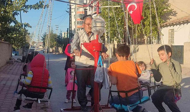 Çocukların nostaljik 'seyyar salıncak' eğlencesi