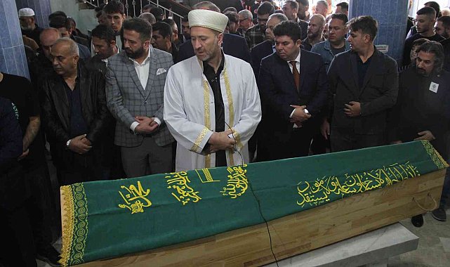 Depremde balkondan atlayarak hayatını kaybeden Efe toprağa verildi