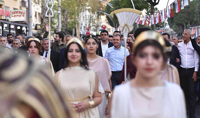 Festivalin kortej yürüyüşü ilçeye renk kattı