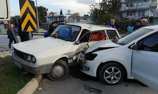 Gazipaşa'da iki otomobil çarpıştı: Zeytinler yola savruldu