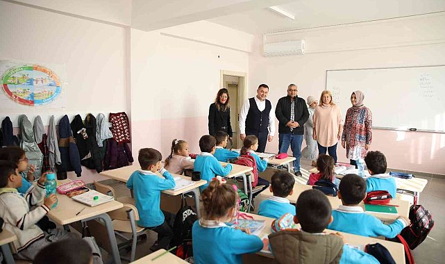 Hem güçlendirilen hem de büyüyen okuldan Başkan Yücel'e plaket