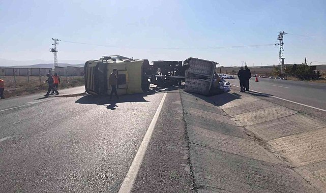 Konya'da yem yüklü tır devrildi: 2 yaralı