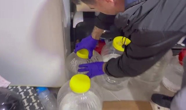 Laboratuvar gibi sahte içki atölyesi