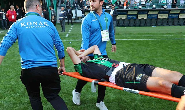 Maç bitti, onlarca taraftar sahaya girdi