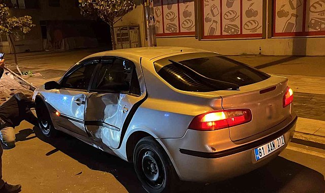 Motorlu kurye otomobile çarptı: 5 yaralı