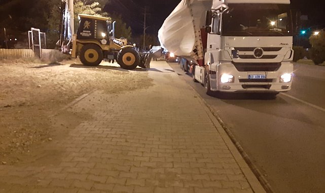 Nar yüklü tır devrilme tehlikesi yaşadı