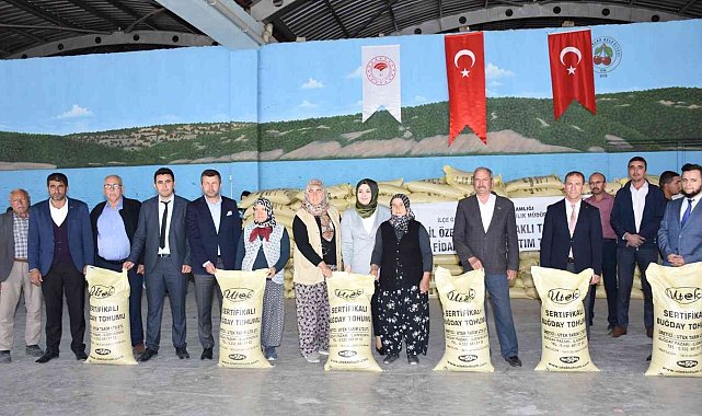 Pazarlar'da 125 çiftçiye sertifikalı 20 ton buğday ve 20 ton arpa tohumu dağıtıldı