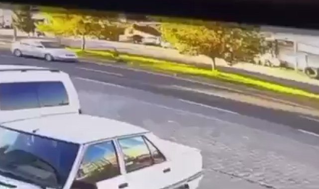 Şanlıurfa'da otomobilin çocuğa çarpma anı kamerada