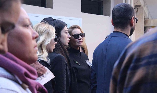 Şarkıcı Sıla, babasını son yolculuğuna uğurladı