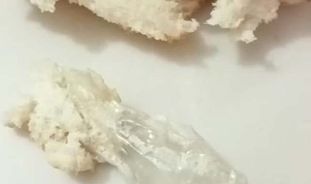 Yemek için aldıkları ekmeğin içerisinde poşet çıktı