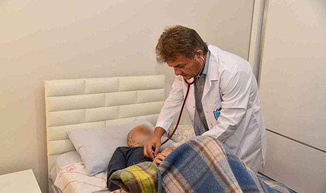 Yunusemre Belediyesi evde sağlık hizmeti ile yaralara merhem oluyor