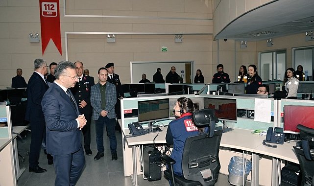 Aydın Valisi 112 Acil Çağrı Merkezi personelinin yeni yılını kutladı