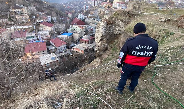 Bitlis Kalesi'ne tırmanmak isterken mahsur kalan genç ekipler tarafından kurtarıldı
