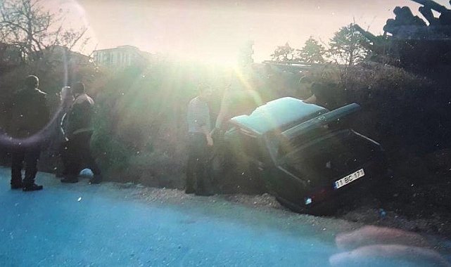 Ehliyetsiz sürücünün kullandığı araç yoldan çıktı, 3 kişi yaralandı