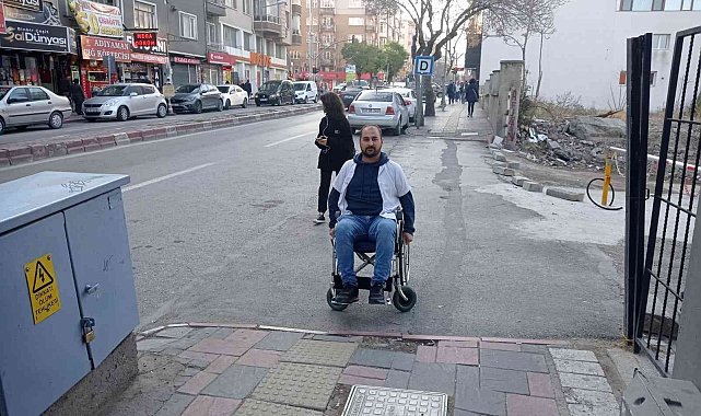 Engelli hastalarının çektiği sıkıntıyı anlamak için sokakta tekerlekli sandalyeye bindi