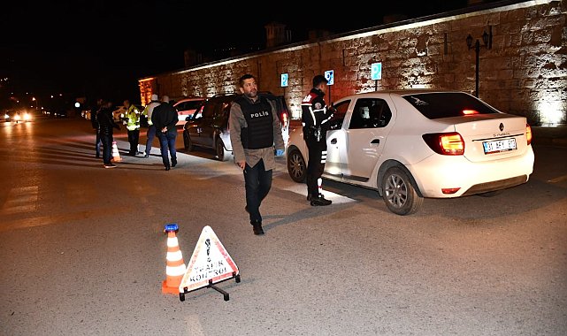 Hatay'da polislerden yeni yıl denetimlerinde sürücülere tatlı ikramı