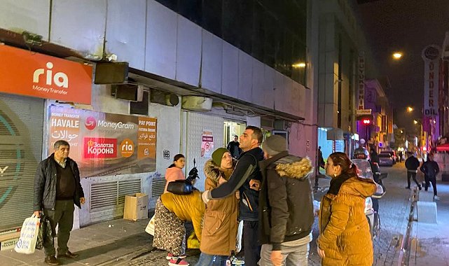 İki grup arasında çıkan kavgayı yoldan geçenler ayırdı