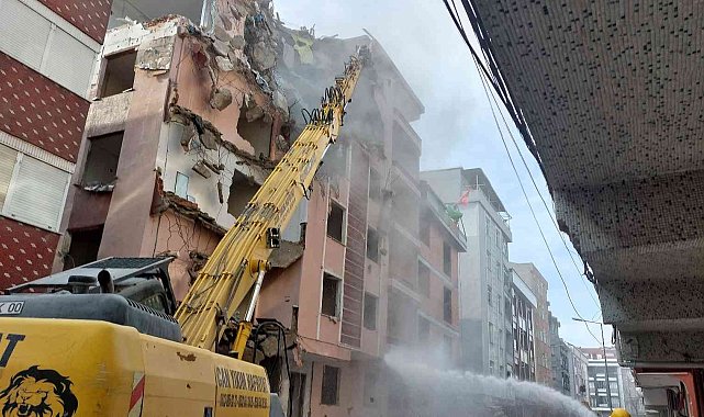 Küçükçekmece'de kolonu patlayan binanın yıkımına başlandı