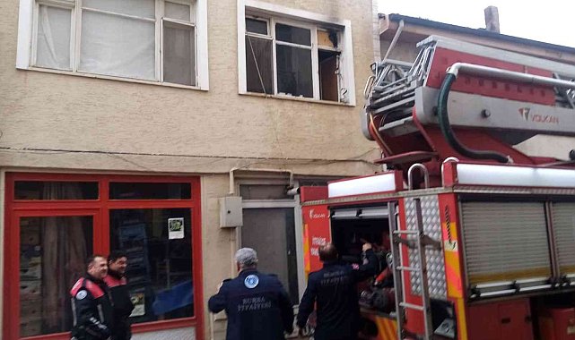Ocakta unutulan yemek mutfağı yaktı