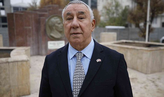 Serdar Ünsal, Dünya Azerbaycan Türkleri dayanışma gününde Karabağ'da 3 renkli Azerbaycan bayrağı dalgalanıyor