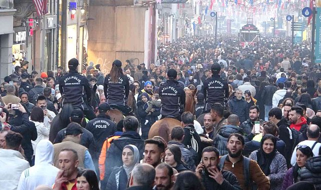 Taksim İstiklal'de vatandaşların yılbaşı yoğunluğu