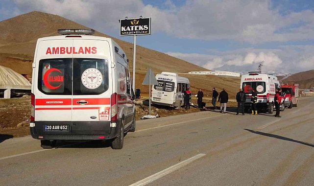 Taziyeye gidenleri taşıyan minibüsle kamyonet çarpıştı: 10 yaralı