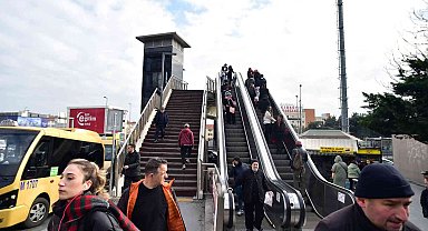 1 yıl önce kar yağışı yolları kapatırken, bugün ise hava güneşli