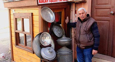 1,5 metrelik dükkanda 41 yıldır kalay yapıyor