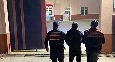 19 yıl hapis cezasıyla aranıyordu, çekyat altında yakalandı