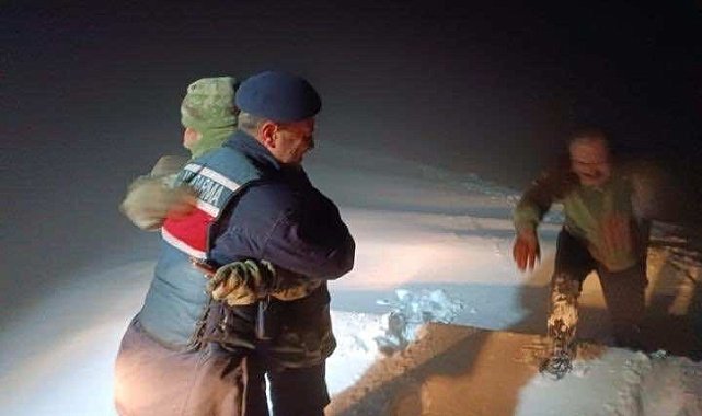 2 bin 180 rakımda karda mahsur kalan bakım ekibi kurtarıldı