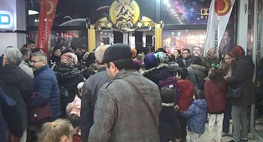 25 bin öğrenciye karne hediyesi: Sinema filmi için salonlara akın ettiler