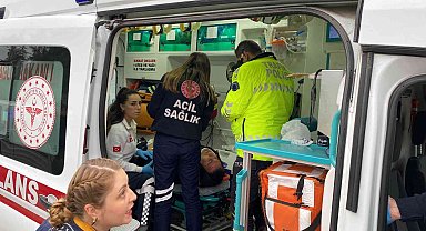 3 kişinin yaralandığı kazada trafik durdu, araçlar kontak kapattı