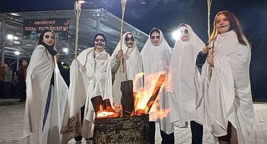 'Koleda' gecesinde korkunç kıyafetler giyip vatandaşları korkuttular