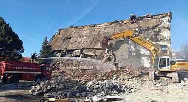 40 yıldır hizmet veren hükümet konağı böyle yıkıldı