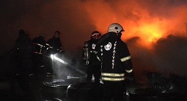Açık alanda depolanan lastikler alev alev yandı